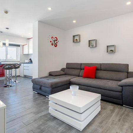 Red Velvet 1 Bdr Flat With Balcony By Lovelystay بورتيماو المظهر الخارجي الصورة