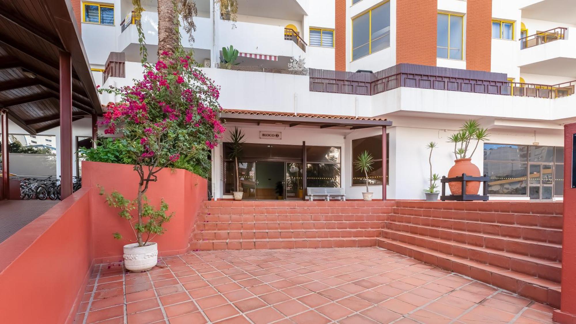 Red Velvet 1 Bdr Flat With Balcony By Lovelystay بورتيماو المظهر الخارجي الصورة