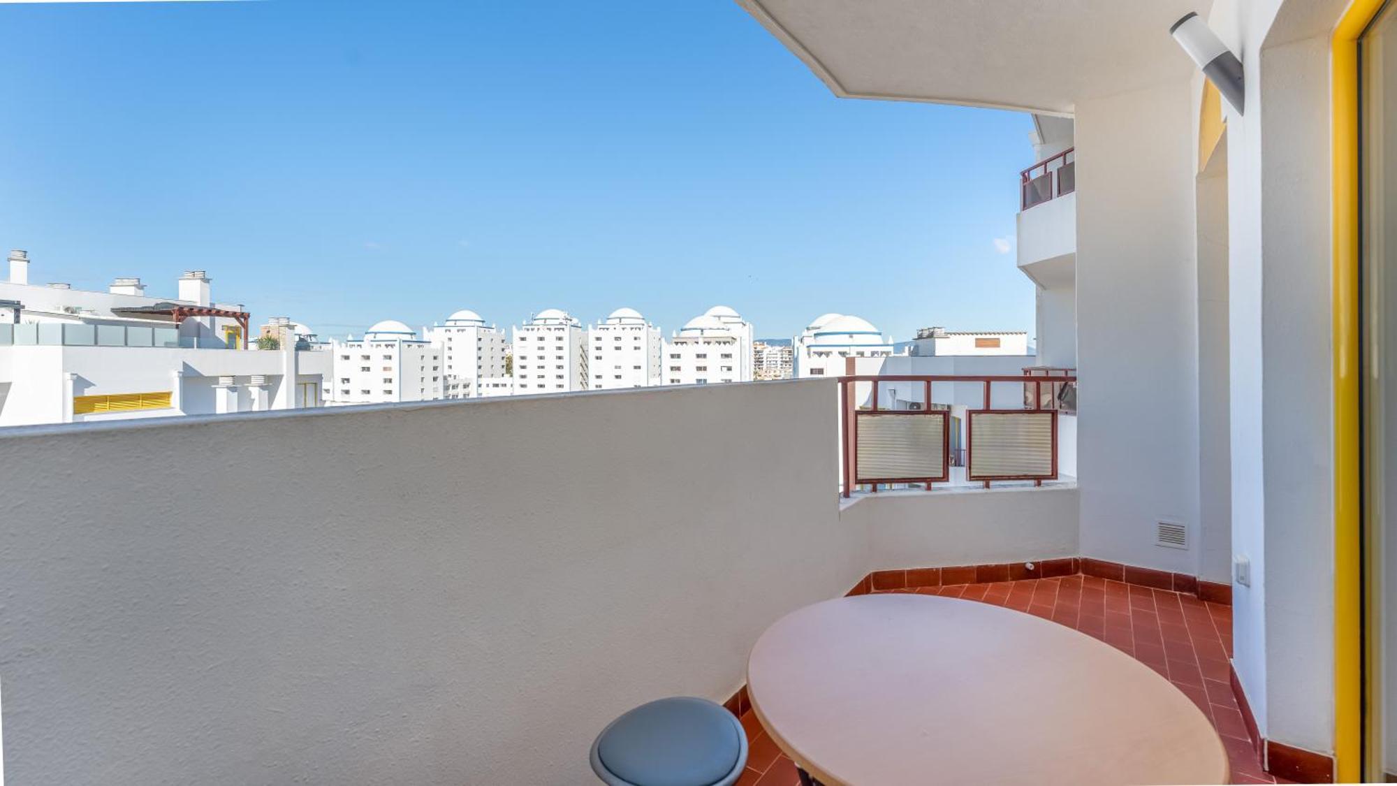 Red Velvet 1 Bdr Flat With Balcony By Lovelystay بورتيماو المظهر الخارجي الصورة