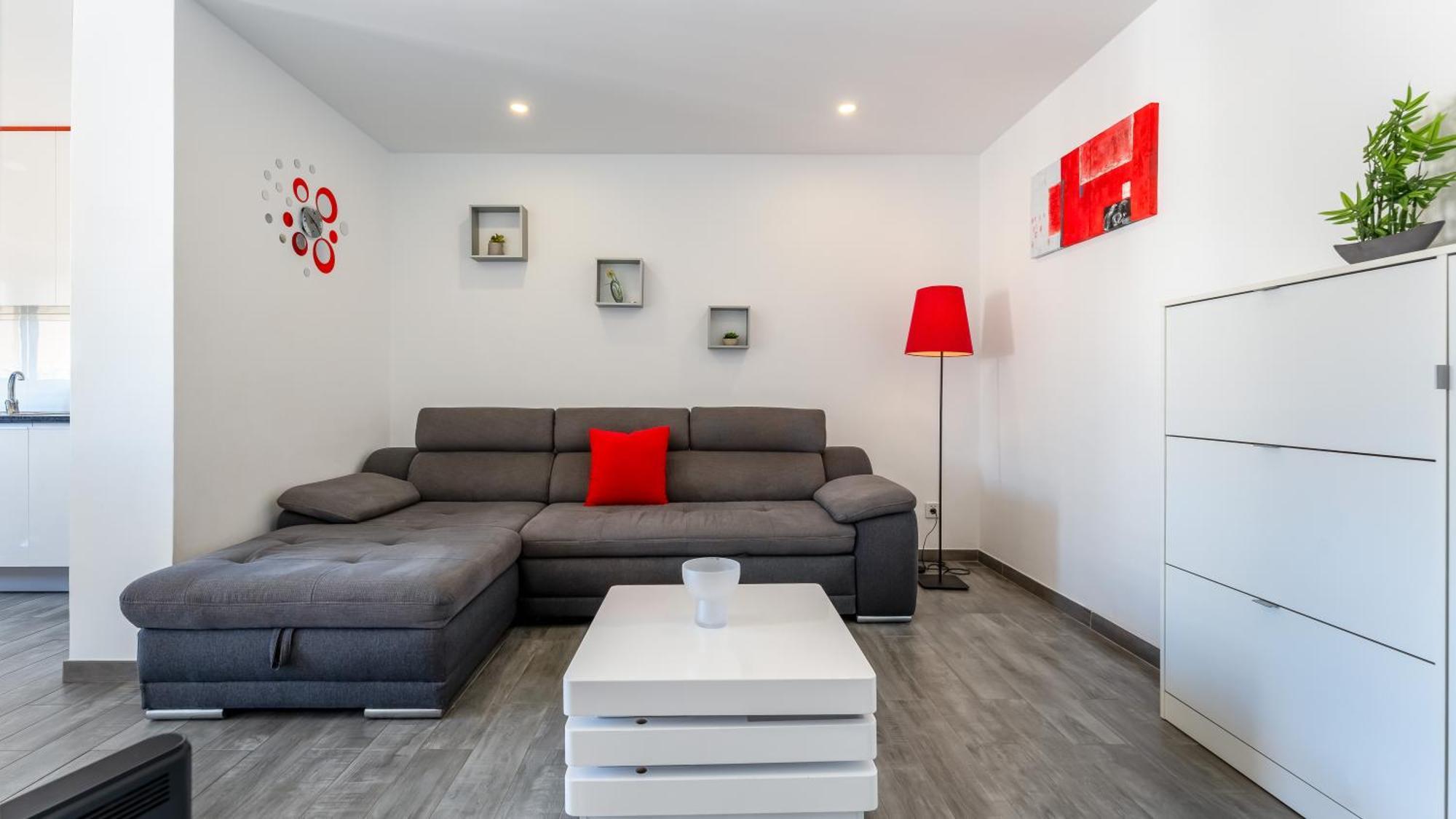 Red Velvet 1 Bdr Flat With Balcony By Lovelystay بورتيماو المظهر الخارجي الصورة